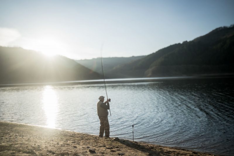 Pêcheur au lac de Sarrans