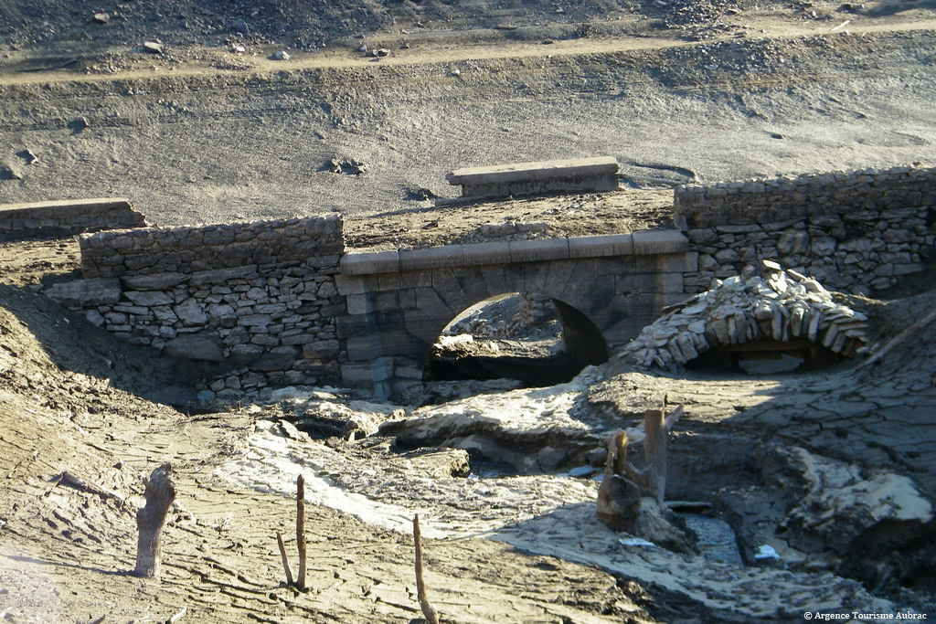 Vidange du lac de Sarrans, vestiges d'un pont
