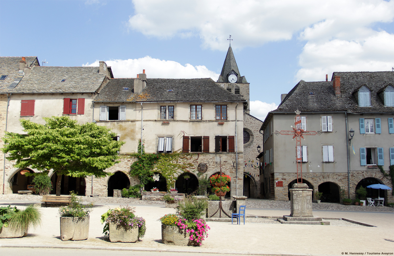 Sauveterre place aux arcades © M. Hennessy / Tourisme Aveyron