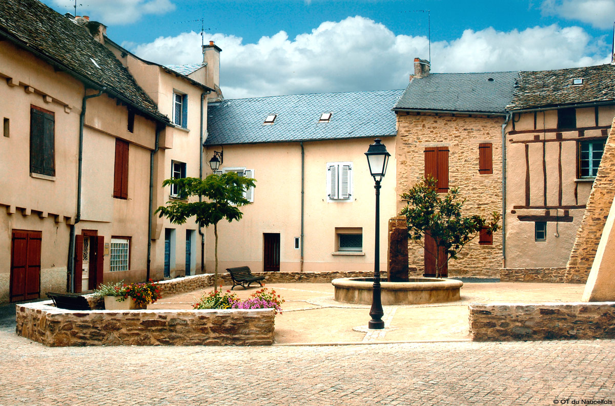 Place Cazals à Naucelle, Aveyron © OT Naucellois