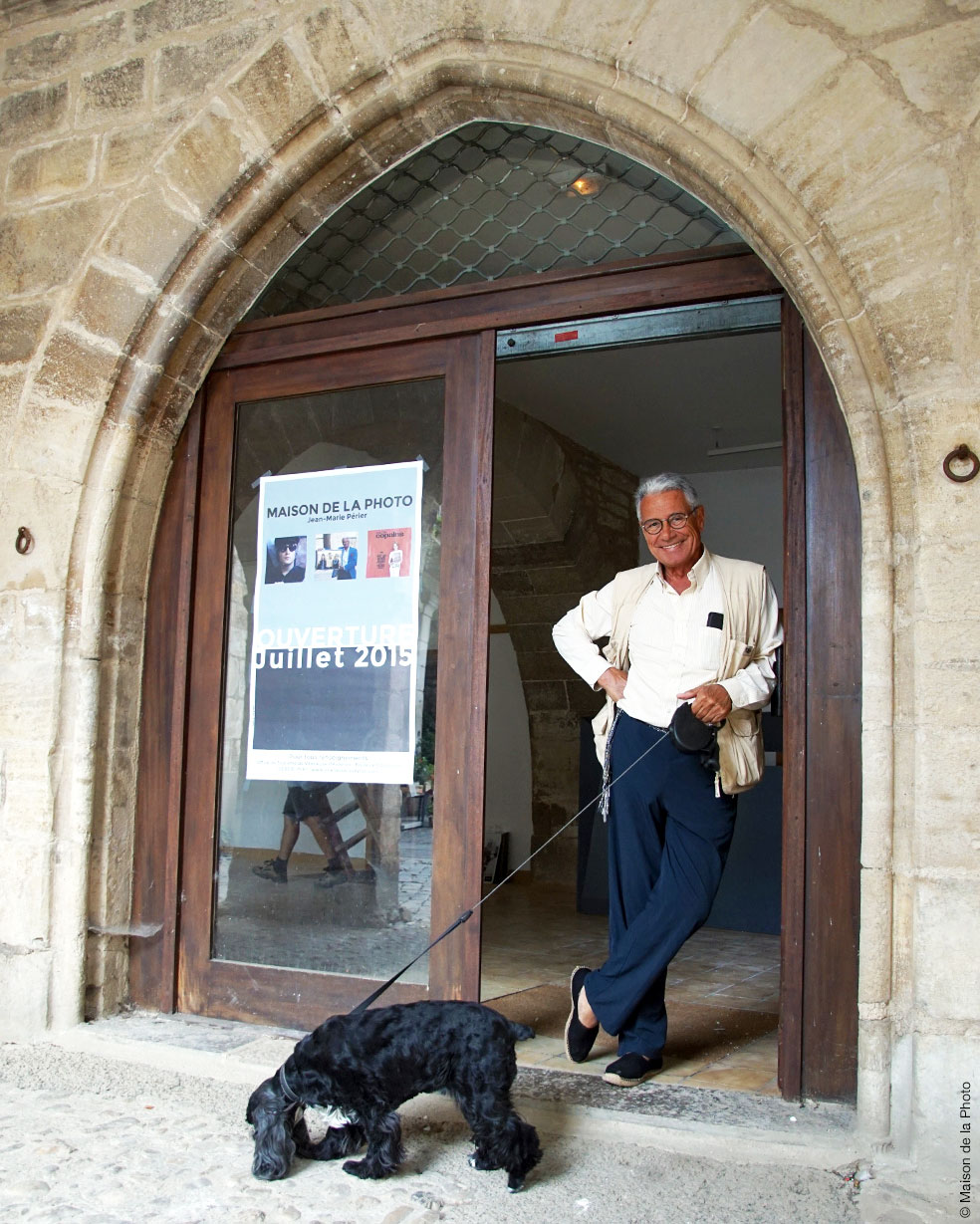 Jean-Marie Périer devant la Maison de la Photo à Villeneuve d'Aveyron © Maison de la Photo