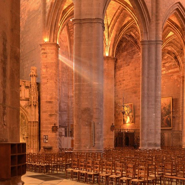 Lueur dans la cathédrale ND de Rodez @frrder