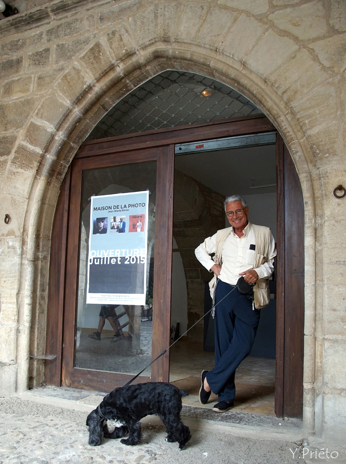 Jean-Marie Périer devant la maison de la photo à Villeneuve d'Aveyron © Yves Prieto