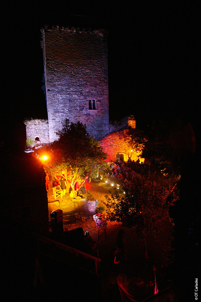 Château de Valon, donjon illuminé © OT Carladez
