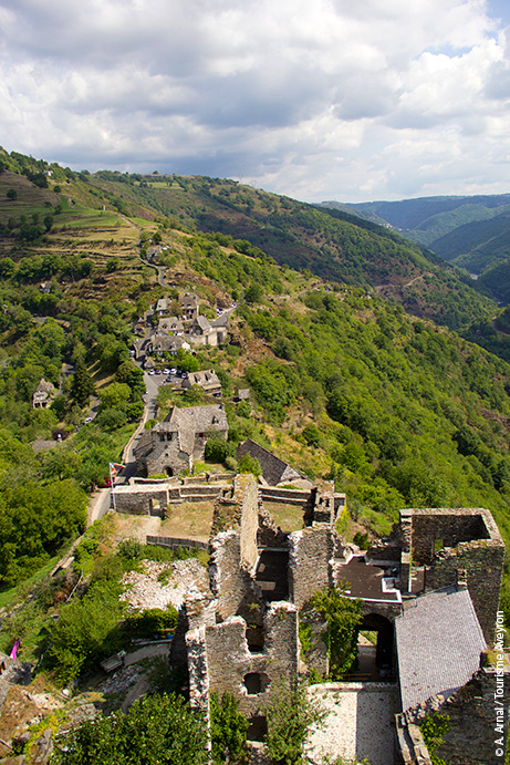 Vue sur Valon depuis la tour du château © Anaïs Arnal / Tourisme Aveyron