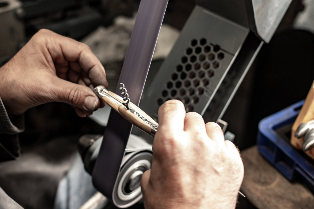 Fabrication d'un couteau Laguiole ©B.Colomb Fabrication d'un couteau Laguiole ©B.Colomb