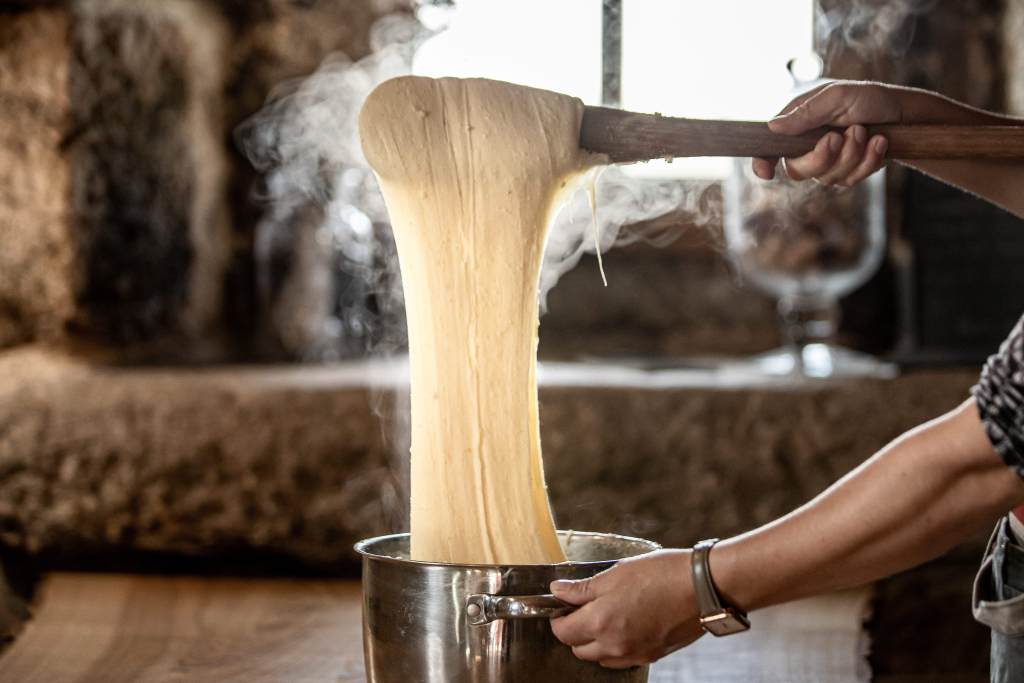 Preparation de l'aligot ©B.Colomb Preparation de l'aligot ©B.Colomb