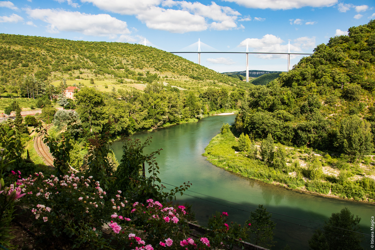 Viaduc de Millau vu de Peyre, Aveyron © Itinera Magica