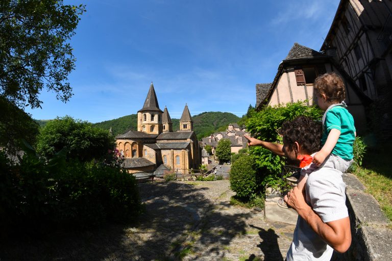 Top 5 des expériences à vivre en famille en Aveyron au printemps - visite de Conques ©S.MURAT-OTCM