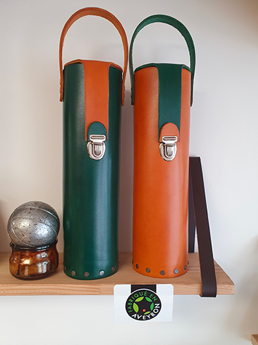 Etui en cuir boules de pétanques Cordonnerie de Paire en Fille Etui en cuir boules de pétanques Cordonnerie de Paire en Fille